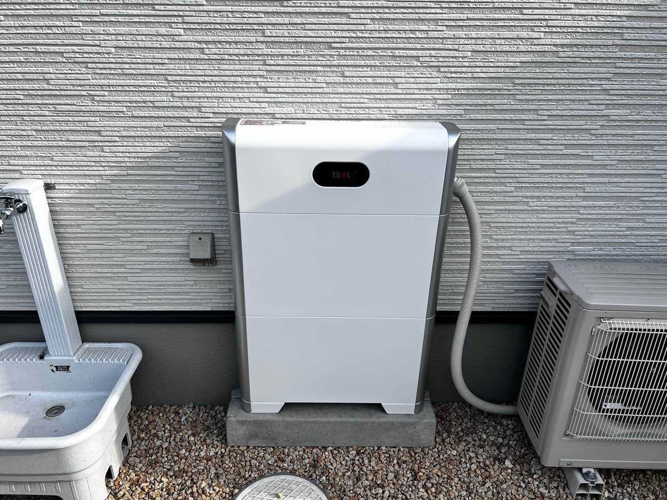 住宅の屋外に設置された家庭用蓄電池ユニット